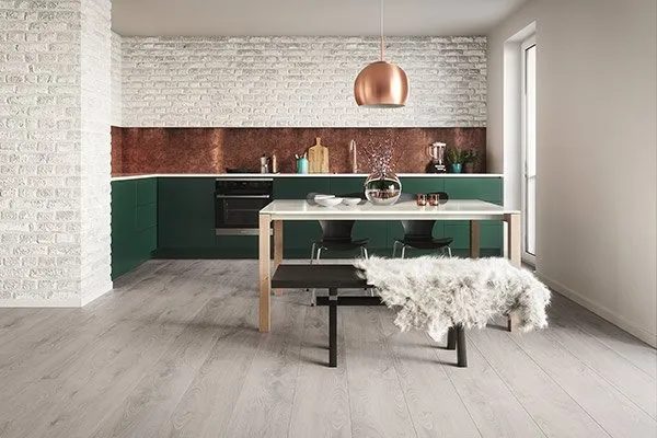 wineo Laminatboden in der Küche mit Esstisch, Bank und geklinkerter Wand