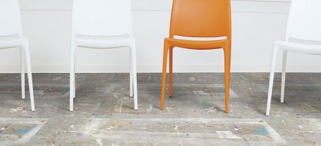 wineo Bodenbelag als Digitaldruck mit und vier Stühlen