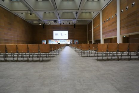 wineo PURLINE Bioboden Referenz Konferenzsaal Betonoptik