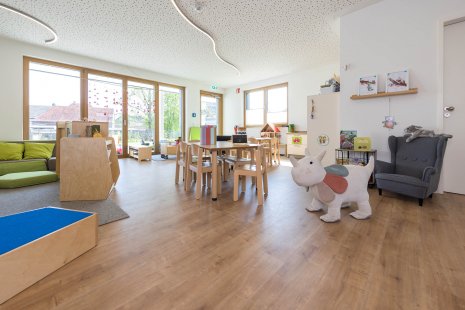 wineo PURLINE Bioboden in Kita Kindergarten Fußboden Holzoptik moderne Einrichtung Tische Stühle Spielgeräte Kindertagesstätte